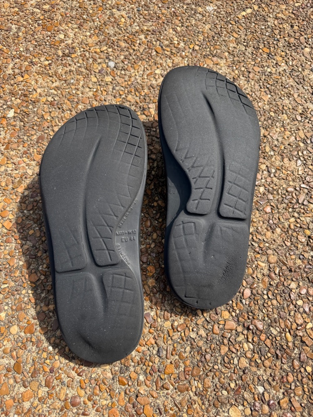 Mens Size 11 OOFOS Black and Gray Flip Flop Sandals - Picture 11 of 16